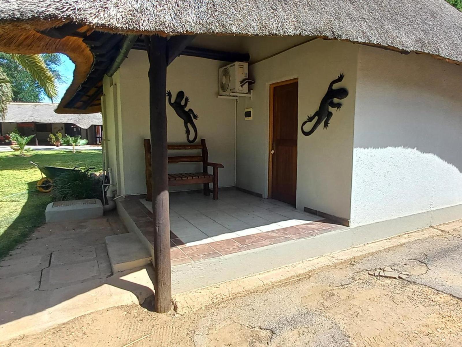 Ombinda Country Lodge Outjo Zimmer foto